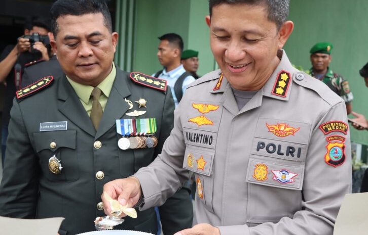  Hut Ke-78 TNI, Kapolrestabes Medan Beri Kejutan Nasi Tumpeng Buat Dandim 0201 Medan