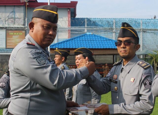  Lapas Kelas IIA Binjai Gelar Apel Pagi Penyematan Tanda Kenaikan Pangkat dan Pelepasan Pegawai Alih Tugas