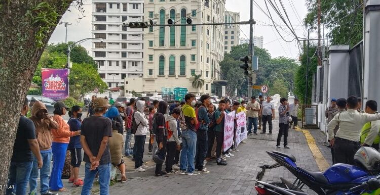 Mahasiswa Bersama Emak Emak Demo KPU dan DPRD Medan Tolak Berkas Pencalegan Bayek