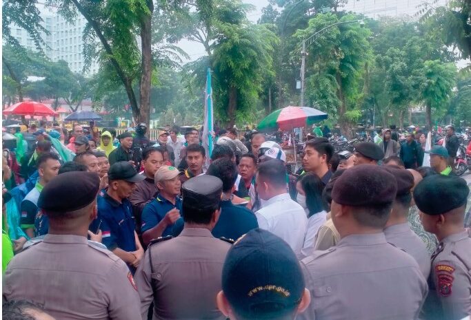  Polrestabes Medan Kawal Aksi Demo Massa Gebrak di DPRD Sumut dan Gubsu