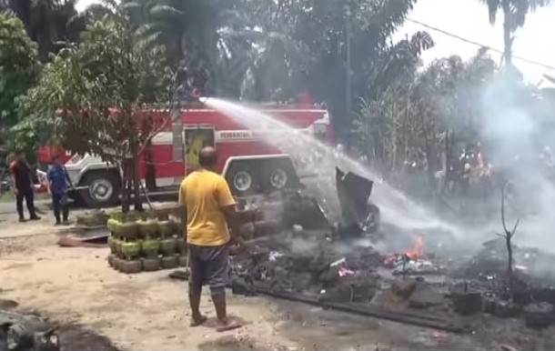  Pangkalan Gas LPG dan Minyak di Kampung Dalam Sigambal Ludes Terbakar