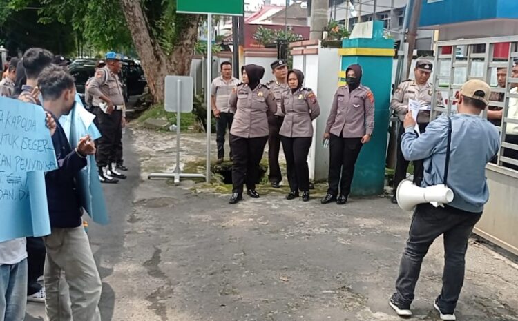  Polrestabes Medan Kawal Aksi Demo Massa Gerakan Muda Pejuang Sumut di Kantor PLN