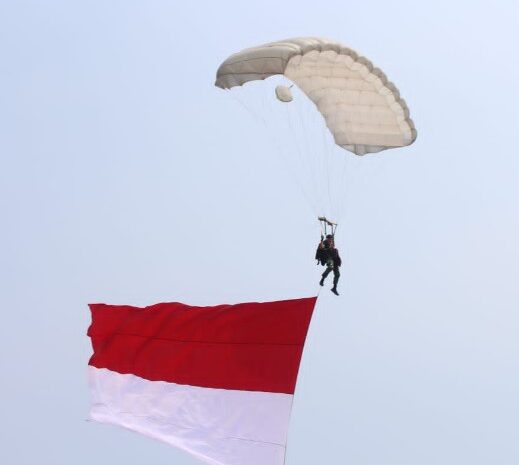  Haru dan Bangga, Atraksi 6 Penerjun Payung TNI Mewarnai Langit Biru Lapangan Sangiang Kinam Buka