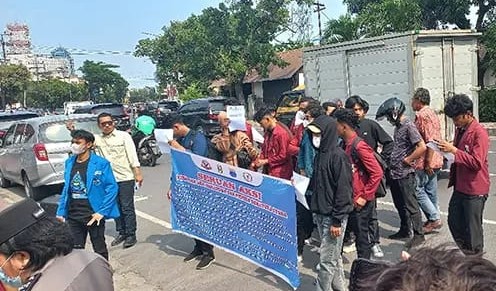  Terkait Ijazah JR Saragih, Puluhan Mahasiswa Demonstrasi Kantor KPU Sumut