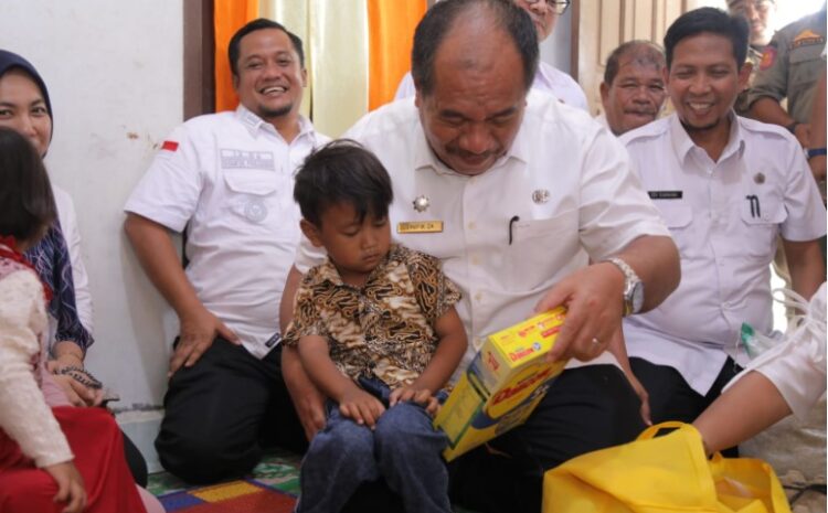  Jadi Bapak Asuh, Wabup Asahan Serahkan Makanan Tambahan Untuk Anak Stunting