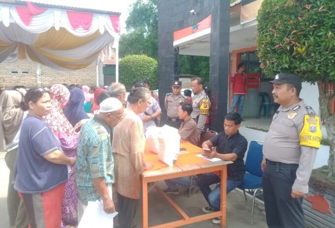  Bhabinkamtibmas Polsek Lima Puluh Kawal Pengamanan Pembagian Beras Untuk Warga