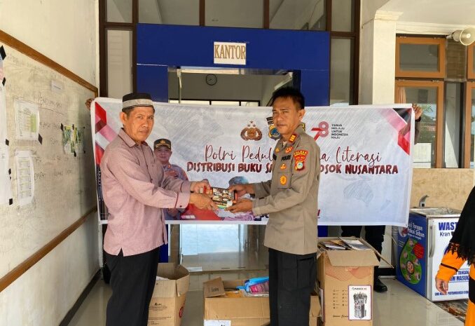 Polres Morowali Peduli Budaya Membaca/Literasi dan Distribusikan Buku di SMKN Pertambangan Bungku