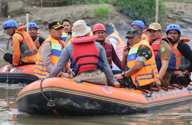 Bersama Walikota dan Dandim 0201 Medan, Kapolres Pelabuhan Belawan Pantau Progres Gotong Royong dan Normalisasi Sungai Deli