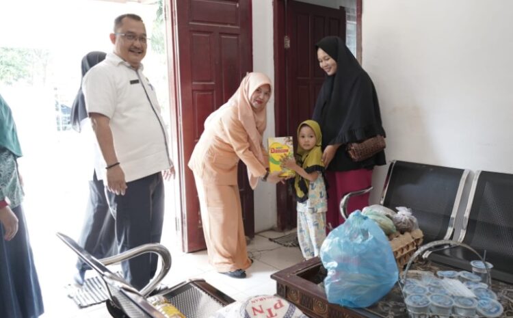 Kadis Kominfo Asahan Serahkan Bantuan Makanan Tambahan Untuk Anak Stunting