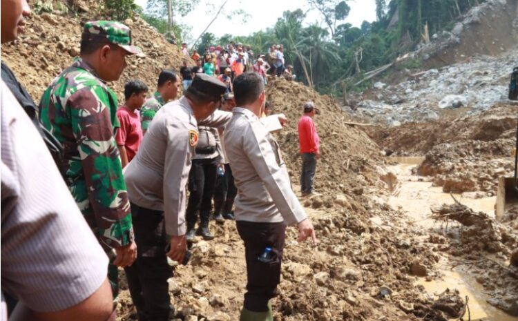 Polri Bersama TNI Bersinergi Cari Dua Korban Tertimbun Tanah Longsor di Simalungun