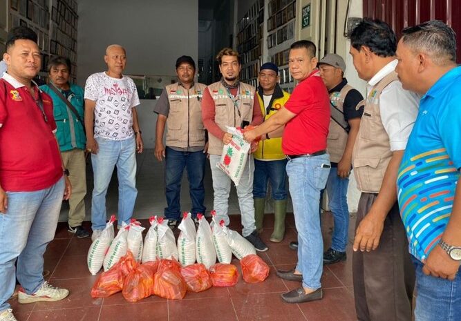  Jumat Barokah, Ketua Pewarta Santuni Pengemudi Ojol dan Petugas PLN