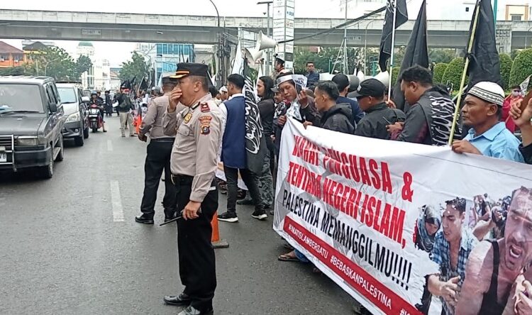  Polrestabes Medan Kawal Aksi Demo Massa Bela Palestina di Konsulat Amerika Serikat