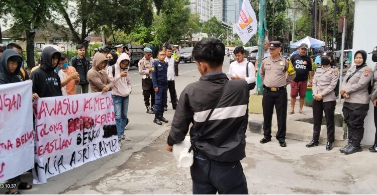  Massa Mahasiswa dan Masyarakat Geruduk Kantor KPU dan Bawaslu Sumut Minta Periksa Keaslian SKTT SMU Caleg Bayek