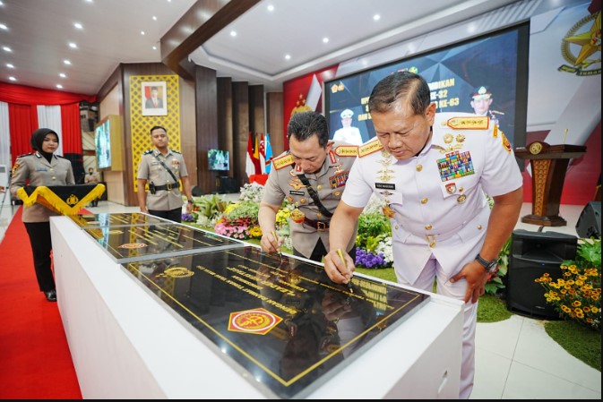 Panglima TNI Bersama Kapolri Tutup Pendidikan Sespimti dan Sespimmen Polri di Bandung