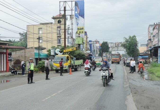 Polres Sergai Kawal Bawaslu Tertibkan APS Caleg