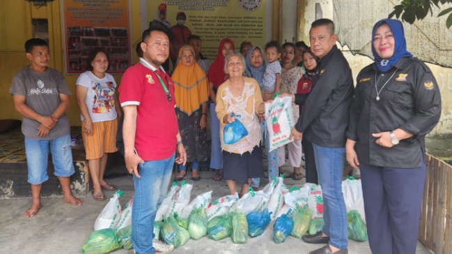 Tebar Kebaikan di Jumat Barokah, Ketua Pewarta Berbagi Sembako ke Warga Dorowati dan Ngalengko