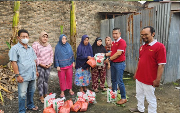  Jumat Barokah, Ketua Pewarta Berbagi Sembako pada Warga Kurang Mampu di Tembung