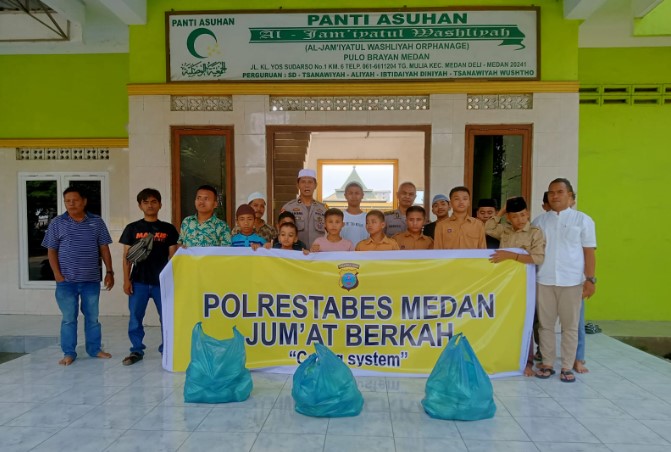  Kabag Ops Polrestabes Medan Gulirkan Sembako Kepada Panti Asuhan Jamiyatul Washliyah Pulo Brayan