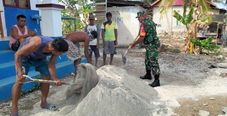  Babinsa Koramil 1311-07/Menui Kepulauan Bantu Masyarakat Kerja Bakti Bangun Fasilitas Umum di Desa Ulunipa