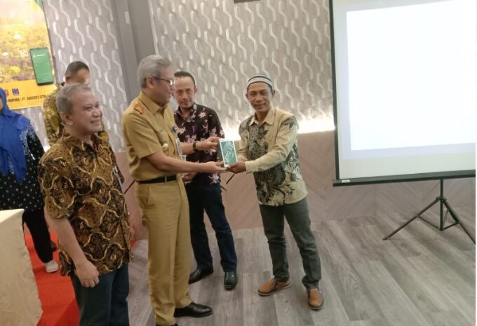  Ketua Gapoktan Desa Trimoharjo Terima Cendramata Handphone dari Kadis Pertanian TPH Sumsel