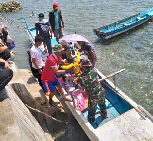 Anggota Koramil 1311- 07/Menui Kepulauan Sertu Akmal Bantu Evakuasi Pasien Sakit