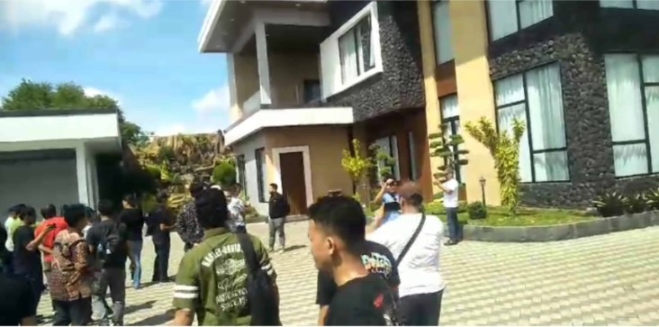  Rumah Mewah Bos Judi Sky Garden Didatangi Polisi