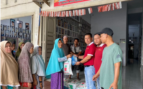  Jumat Barokah, Ketua Pewarta Bagi Sembako ke Kaum Duafa