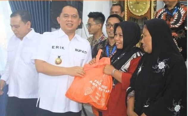  Bupati Labuhanbatu Berikan Bantuan 250 Paket Nutrisi Wujudkan Anak Hebat