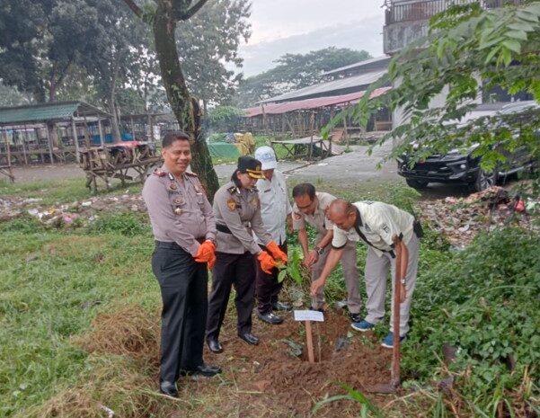  Polrestabes Medan dan Polsek Patumbak Tanam 10 Juta Pohon