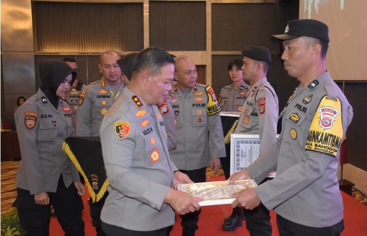 Bhabinkamtibmas Polsek Bahodopi Terima Piagam Penghargaan Kapolda Sulteng