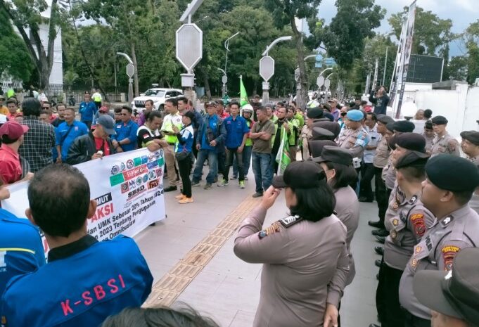 Polrestabes Medan Kawal Unras Gebrak Sumut di Kantor Gubernur