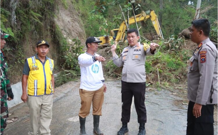  Kapolres dan Tim Gabungan Bergerak Cepat Tangani Longsor di Kabupaten Simalungun