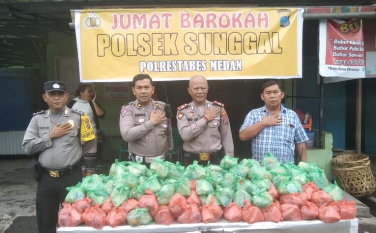 Jumat Barokah, Kapolsek Sunggal Bagikan 250 Nasi Bungkus Kepada Warga