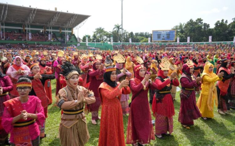  Tarian Multi Etnis Sepuluh Ribu Guru di Medan Pecahkan Rekor MURI Dunia