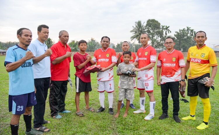 Gilang dan Arpan Terima Sepatu Bola Dari Bupati Sergai