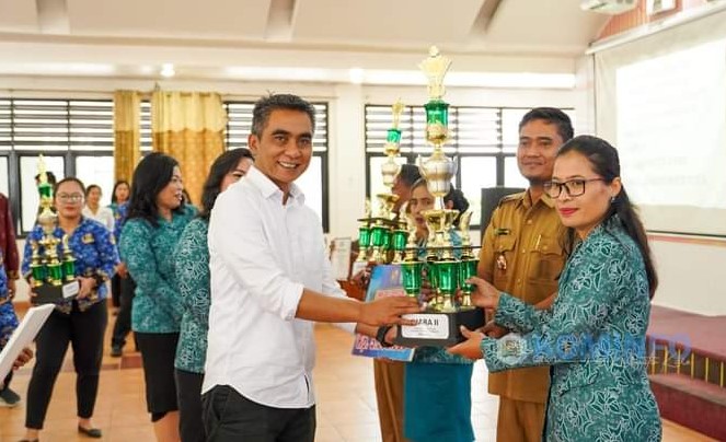  Wakil Bupati Karo Serahkan Hadiah Lomba Desa Percontohan Pelaksana Sepuluh Program Pokok PKK