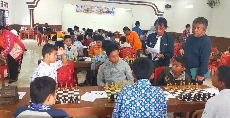  Kadis Disbudporapar Munarta Ginting Buka Cabor Catur Tingkat Pelajar se-Kabupaten Karo