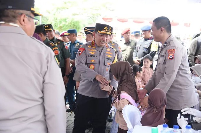  Kapolri dan Panglima TNI Berikan Bantuan Kesehatan Gratis di Maluku