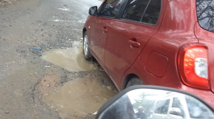  Jalan Rusak dan Berlubang di Jalan H Anif Bahayakan Pengendara