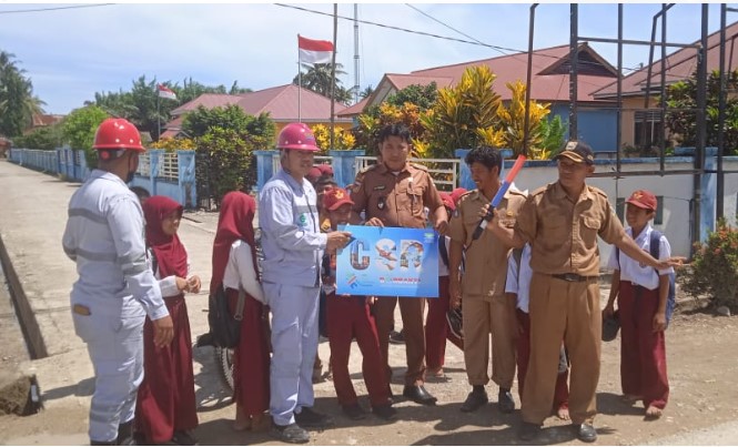 PT IHIP dan Pemdes Tondo Bantu Anak Sekolah Menyeberang Jalan Raya