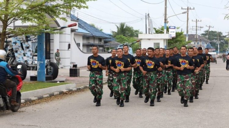  Pelihara Kemampuan Fisik, Prajurit Yonmarhanlan Lari Keliling Kota Belawan