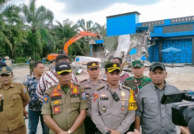  Polrestabes Medan dan Pemkab Deliserdang Robohkan Diskotik Sky Garden