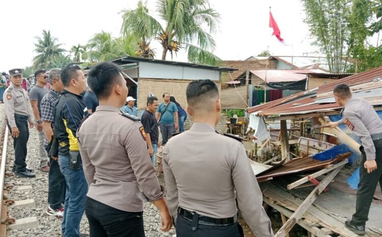  Polsek Percut Sei Tuan Robohkan Pondok Narkoba di Pinggiran Rel Kereta Api Desa Tembung