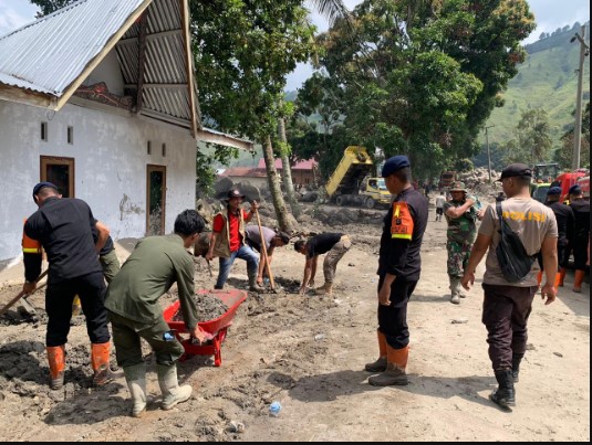  Polda Sumut Bantu Bersihkan Rumah Warga Terdampak Bencana Longsor di Humbahas