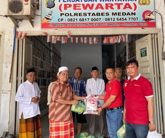  Jumat Barokah, Ketua Pewarta Bagikan Sembako ke Pengurus Masjid