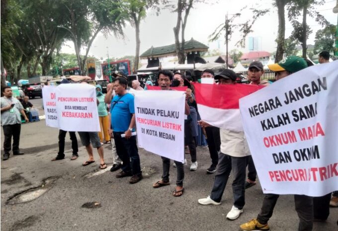 Massa Geruduk Kantor DPRD Sumut, Desak Berantas Mafia Pencurian Arus Listrik