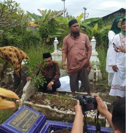  Caleg DPR RI Burhanuddin Napak Tilas ke Makam Ibunda Tercinta