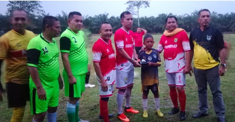  Kapolres Sergai Hadiahi Anugrah Tri Pamungkas Sepatu Bola