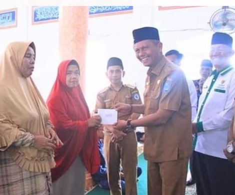  Asisten I Salurkan Zakat dari Baznas Kabupaten Labuhanbatu di Mesjid Al-Aziz