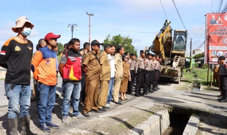  Polres Taput Kirimkan 17 Personil dan Alat Berat Bantu Pencarian Korban Banjir dan Longsor di Humbahas